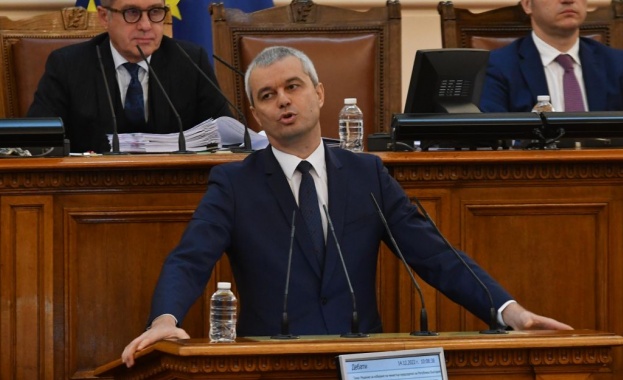 Лидерът на партия Възраждане Костадин Костадинов призова за предсрочни избори
