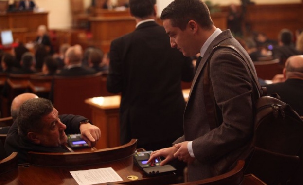 Самият факт че те трябва да се скрият зад някой