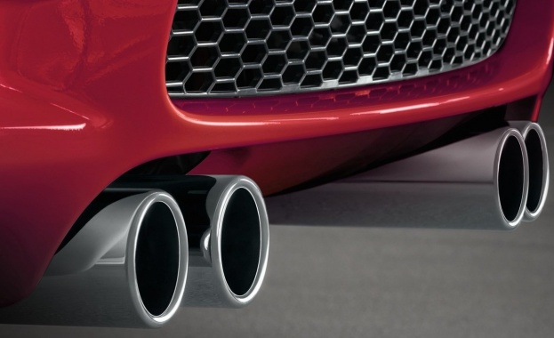 Когато двигателят с вътрешно горене работи освен че произвежда дим