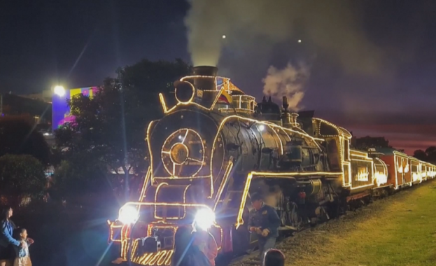 Коледен влак с многоцветни светлини радва жителите на колумбийската столица