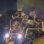 Многоцветен коледен влак радва жителите на Богота