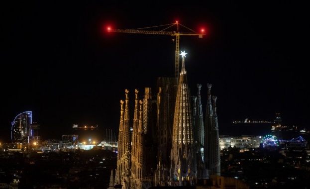 Катедралата Саграда фамилия в Барселона освети двете си нови кули