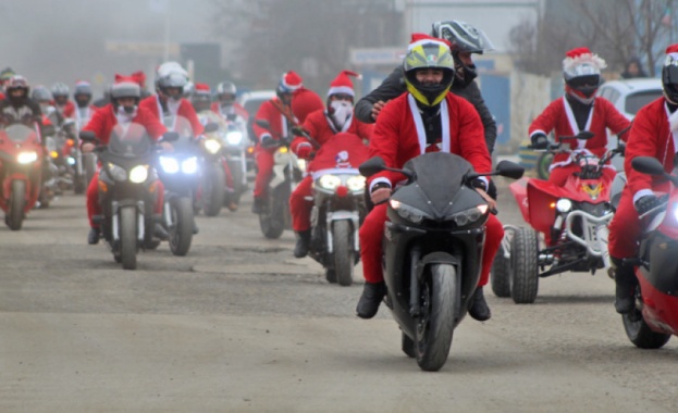 Стотици Дядо Коледовци на мотори ще преминат днес през центъра