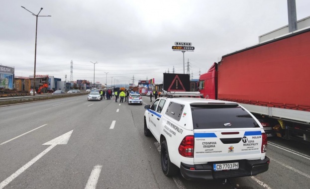 Два тира се удариха на Околовръстното шосе в София, съобщи