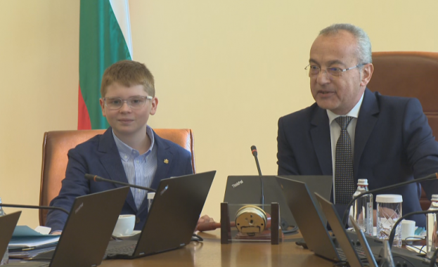 Шестокласник откри предпоследното за тази година заседание на кабинета Божидар