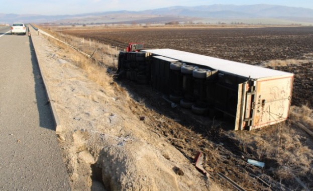 Камион се е обърнал през нощта автомагистрала Струма край Долна