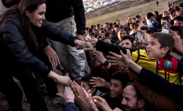 Американската актриса Анджелина Джоли известна и със силната си социална