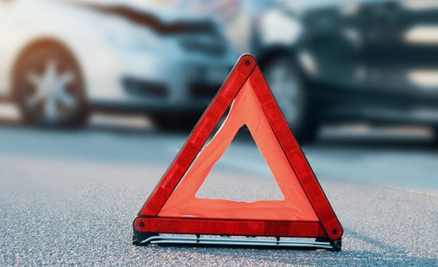 Катастрофа между лек автомобил и микробус затруднява движението на един