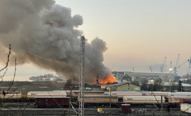 олям пожар на пристанище Бургас-запад. По информация на полицията горят