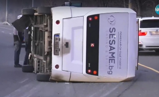 Общински автобус катастрофира в Бургас. Инцидентът е станал минути след
