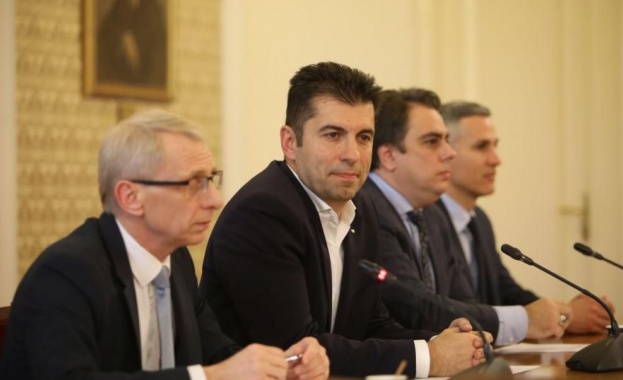 Политическата шарлатания продължава Никой от ПП не се е срещал