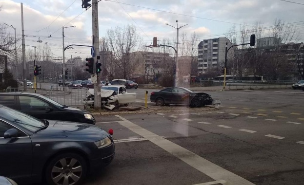 Челен сблъсък между две коли е станал на кръстовището между