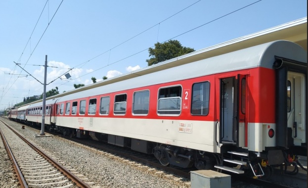 Бърз влак от Варна за София престоява в участъка между гарите Пордим и Плевен