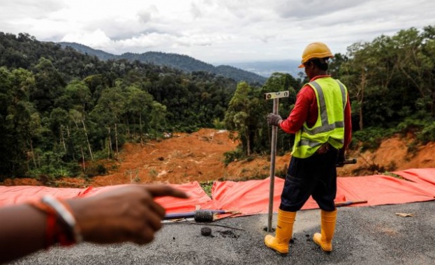 Малайзийските спасители спряха издирването на оцелели сред отломките на неразрешен