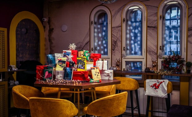 Празнични кутии с книги са разположени до 25 статуии в