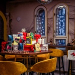 Празнични кутии с книги са разположени до 25 статуи в София за Коледа