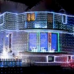 Румънско семейство е украсило дома си с хиляди лампички и десетки коледни фигури