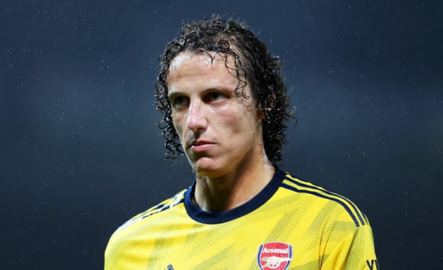 Бразилска футболна звезда се облече като Дядо Коледа и зарадва деца в школа