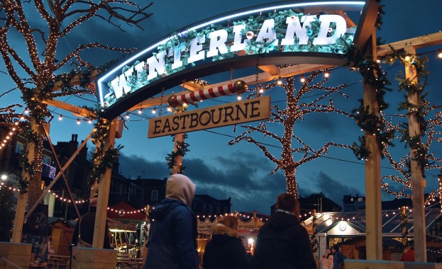 Над 170 светещи инсталации на любими животни цветя дървета футуристични