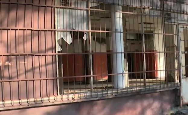 Счупени стъкла, риск от пожар и спукани тръби застрашават близо 50 семейства в столичен квартал