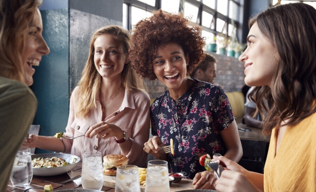 Жените които се хранят в компания приемат повече калории съобщи