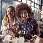 Учени: Жените, които се хранят в компания, приемат повече калории