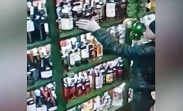 Мъж задигна три бутилки скъпо уиски от магазин в Стара