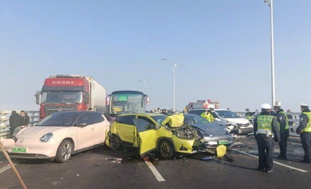 Един човек е загинал по време на струпване на автомобили