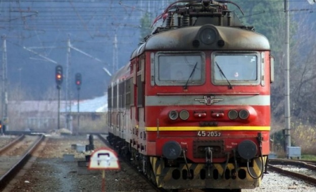 Локомотив на пътнически влак се запали между гарите Мездра юг и