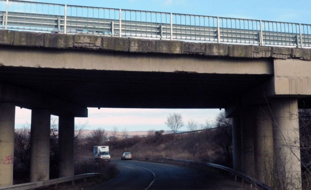 Притеснени граждани сигнализират за опасна корозия на натоварения мост от