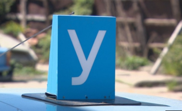 10 годишно дете шофира учебен автомобил по улиците във Враца Това