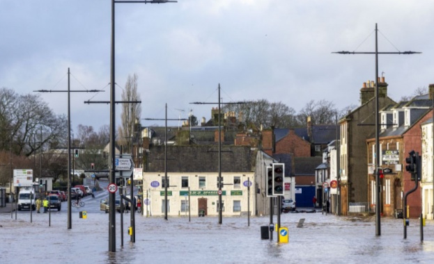 Наводнения причиниха сериозни проблеми за транспорта в Шотландия като прогнозата