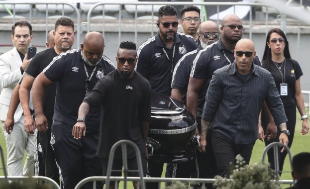 Поклонението пред тленните останки на легендарния бразилски футболист Пеле започна