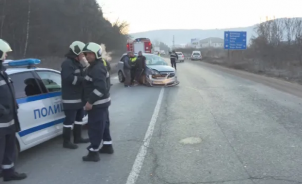 Катастрофа между работнически автобус и автомобил стана рано тази сутрин