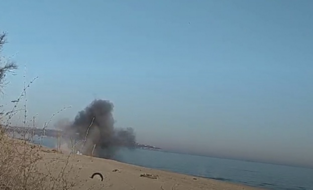 Военнослужещи от Военноморските сили унищожиха невзривен боеприпас, открит на плажа