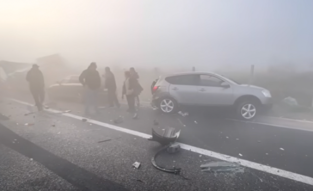 Верижна катастрофа между девет леки автомобила и четири тежкотоварни камиона