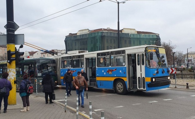 Тролей и автобус №213 са се ударили на кръговото кръстовище