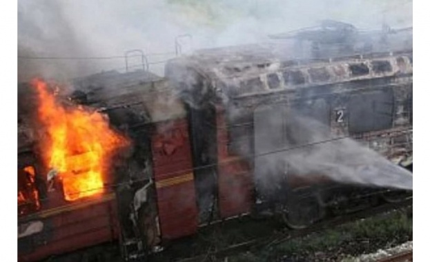 Влак се запали и гори между градовете Пордим и Плевен Локомотивът