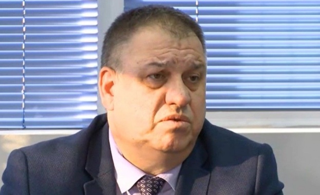 Служителят на МВР който е превозвал 31 мигранти в бус