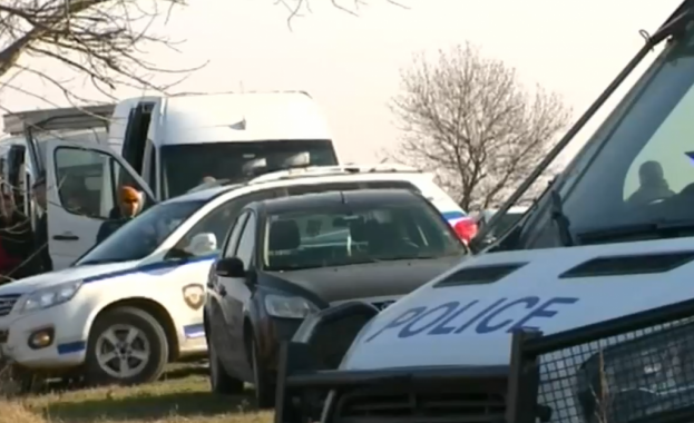 Две пилотни коли са придружавали буса с нелегални мигранти шофиран