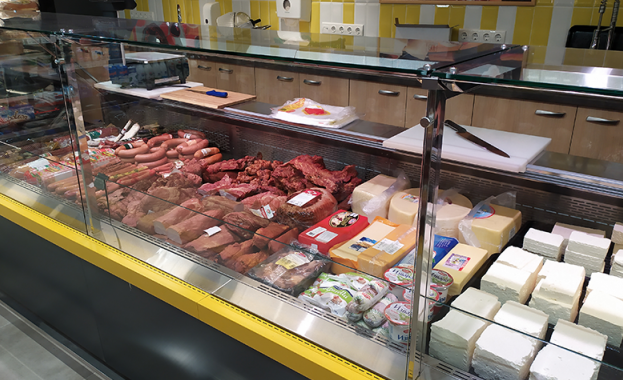 Мъж и жена се опитаха да откраднат луканки от хранителен