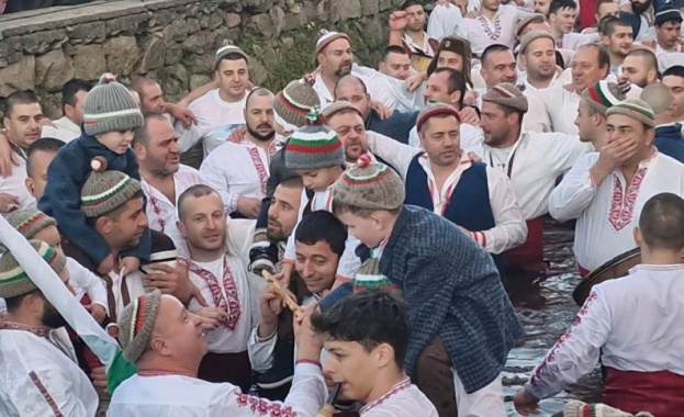 Христовият кръст бе спасен от водите на река Тунджа в