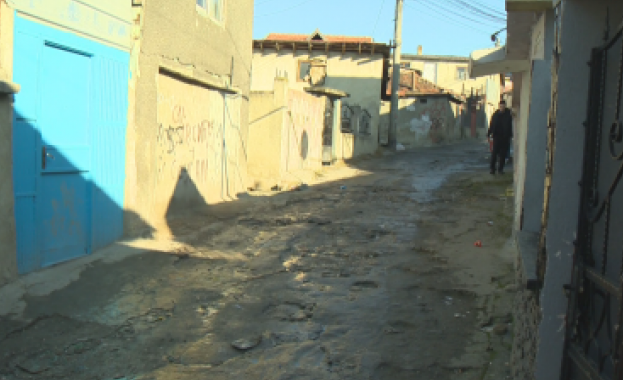 От няколко месеца отпадни води текат по улица Пробуда във