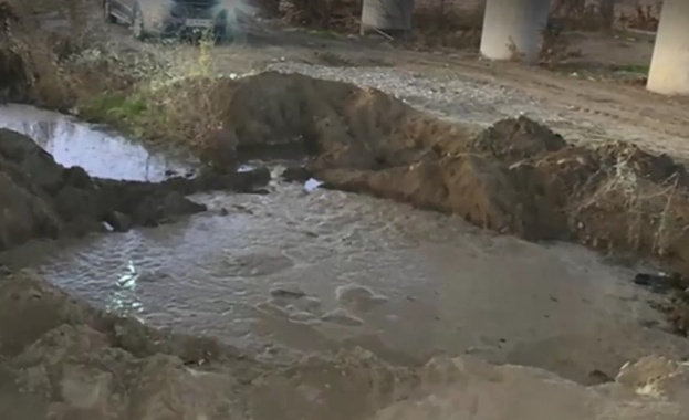 Аварията на водопровод в Пловдив: Работата по отстраняването й продължава