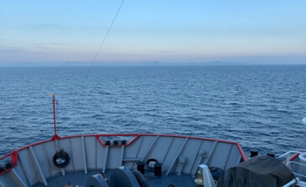 Полярният ни кораб плава към Атлантическия океан