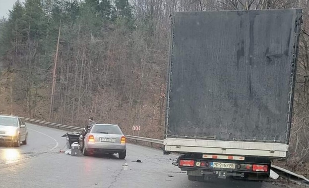 Лек автомобил и камион катастрофираха на Прохода на Републиката информират