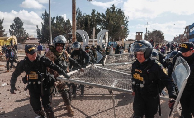 В Перу 12 души загинаха при протести срещу президентката Дина