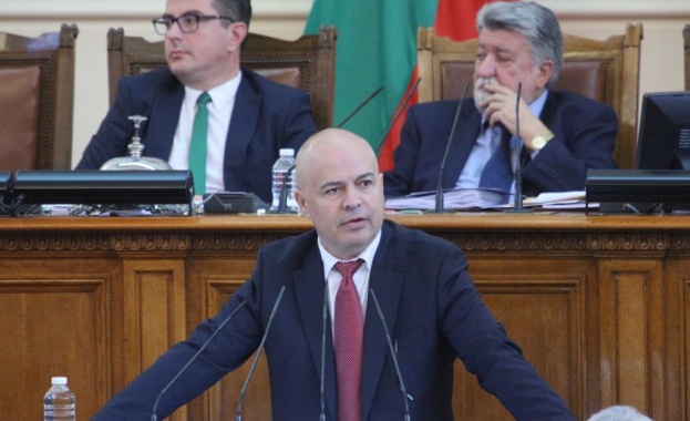 Свиленски: Министър-председателят, вместо да се прави на куриер, да отговори за скандалната имотна сделка в София