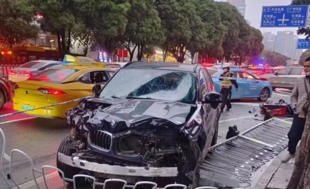 Полицията в Китай арестува мъж който се вряза с кола