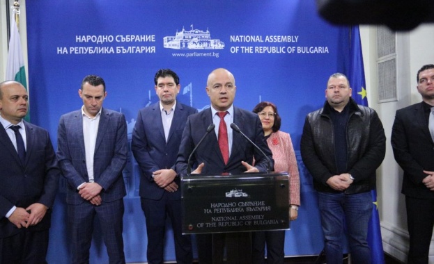 Народните представители от софийските листи на БСП заедно с групата